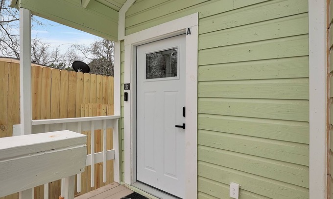 League City House | Charming 1 bedroom getaway perfect for relaxation!