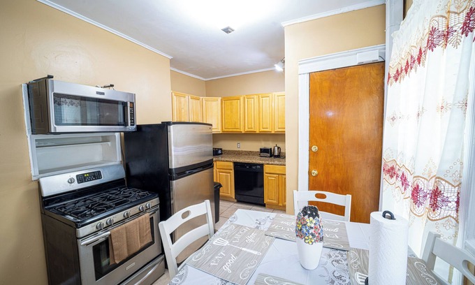 East Orange House | Charming 1-bedroom house in lovely East Orange with WiFi, AC