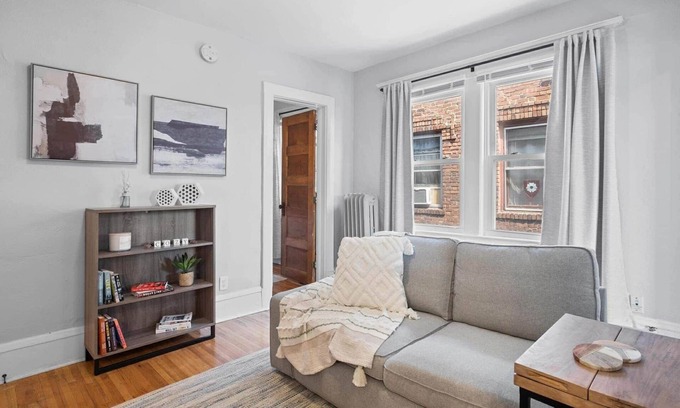 Lowry Hill East Apartment | Charming 1-bedroom apartment with WiFi, AC in wonderful Minneapolis