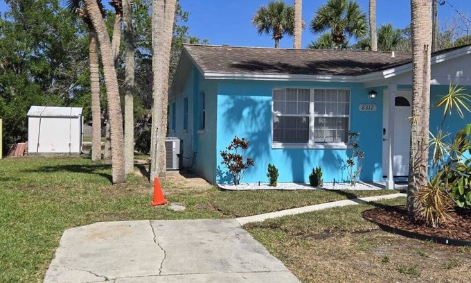 Port Richey House | Charming 1-bedroom house, full kitchen, and washer-dryer machine in Port Richey.