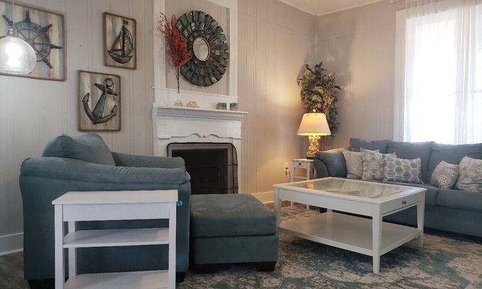 Shelbyville House | Charming 1 bedroom house in relaxing Shelbyville close to Toledo Bend Lake.