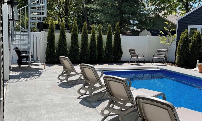 South Haven Cottage | Charming 1-bedroom cottage WiFi and AC, Beach, Pool, FireplacenPool Table, Ping