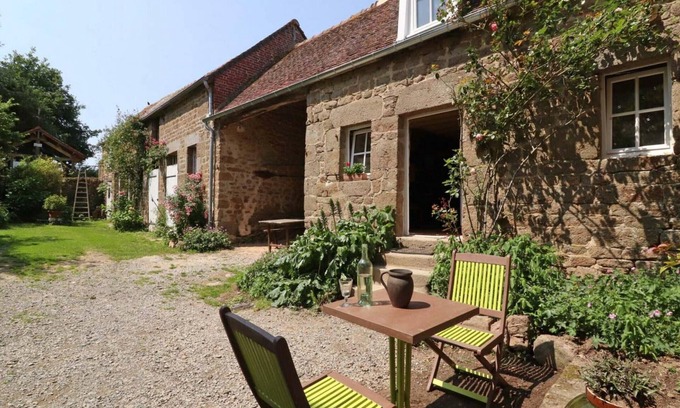 La Carneille Cottage | Charming 15th-century house with garden, perfect for a couple with WiFi