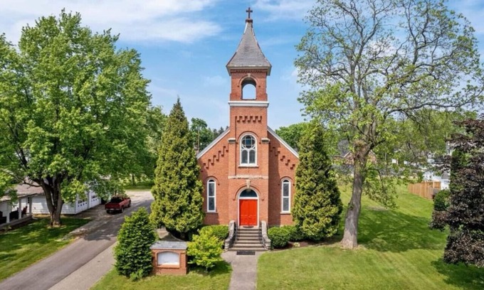Bolivar House | Charming 1903 Converted Church in Bolivar Accommodates 8 to 10 Guests