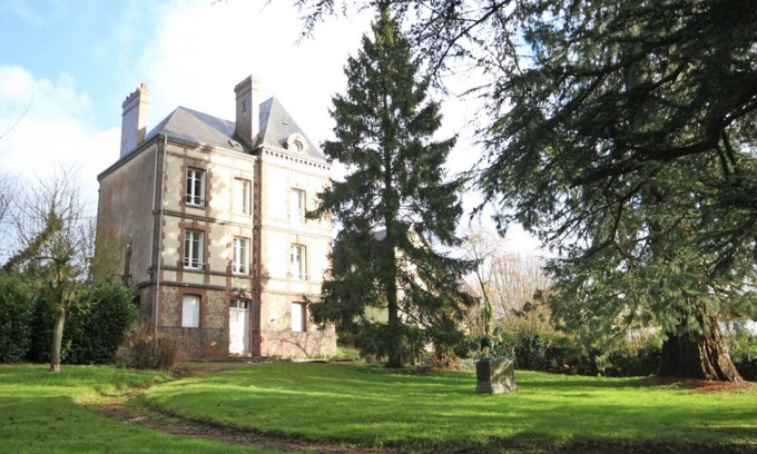 L'Aigle Cottage | Charming 19th-century manor house with large park in the center of L'Aigle
