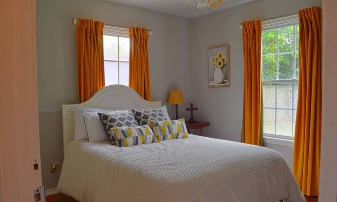 Waxahachie House | Charming 2-Bed Bluebonnet Bungalow in Historic Waxahachie