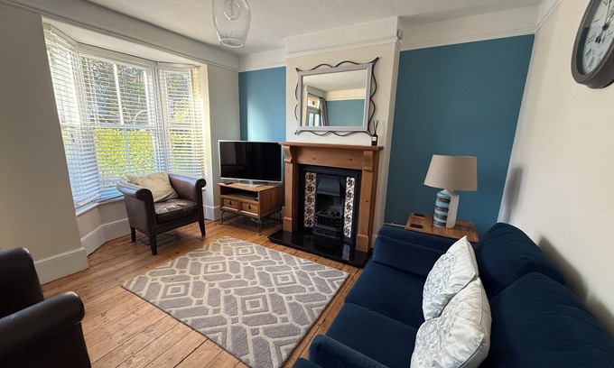 Canterbury House | Charming 2 bed cottage in the heart of Canterbury with parking nearby