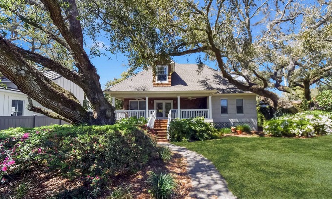 East Beach House | Charming 2 bed, 2 bath beach cottage on East Beach