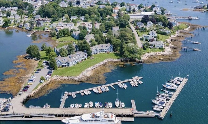 Boothbay Harbor House | Charming 2 bedroom rental in Boothbay Harbor, in-town with fast wifi