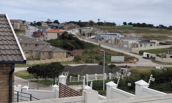 Port Elizabeth Apartment | Charming 2-bedroom apartment with WiFi in Gqeberha