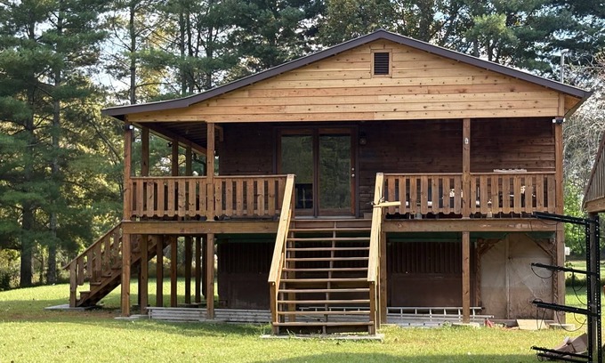 Eagle Rock Cabin | Charming 2-Bedroom Cabin Nestled on Craig Creek in Eagle Rock