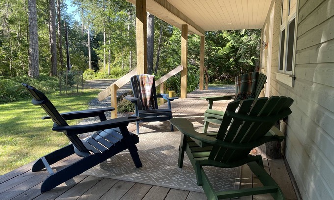 Courtenay House | Charming 2 bedroom cottage steps from Nature Park