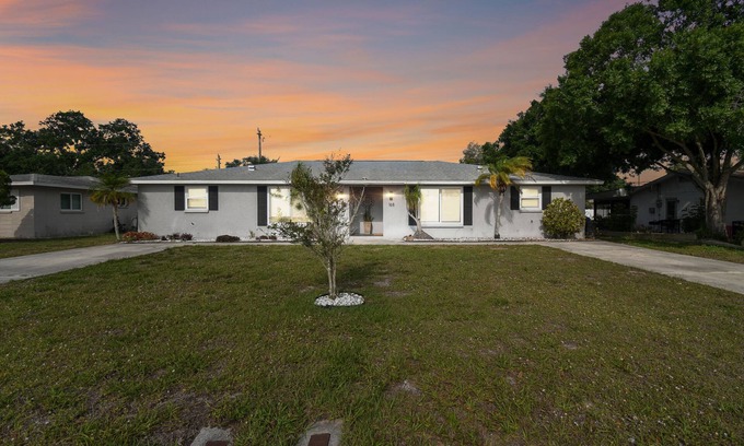 Woodmere Lakes House | Charming 2 bedroom Duplex In the iconic City of Venice Florida !