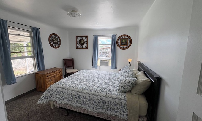 Palisade House | Charming 2-Bedroom Farmhouse in Palisades Wine Country