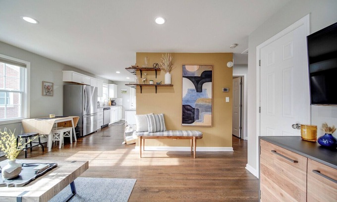 Lincoln Heights House | Charming 2-bedroom house with Gym & Fire Pit mins from Uptown Charlotte