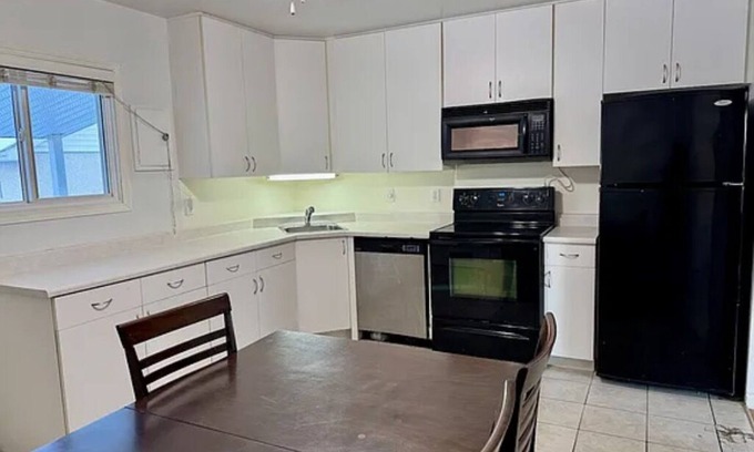 Jasper Place House | Charming 2-bedroom house with AC, WiFi in lovely Edmonton