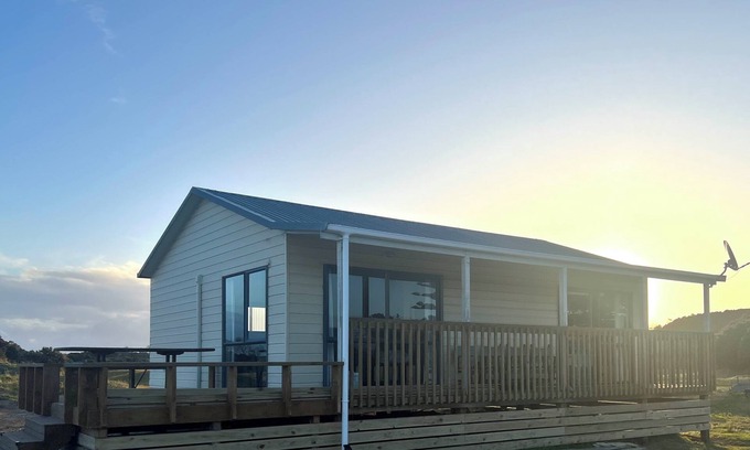 Pukenui House | Charming 2-bedroom house in wonderful Houhoura with WiFi