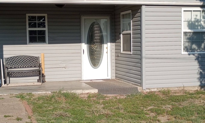 Checotah House | Charming 2-bedroom house with WiFi, AC near peaceful Lake Eufaula