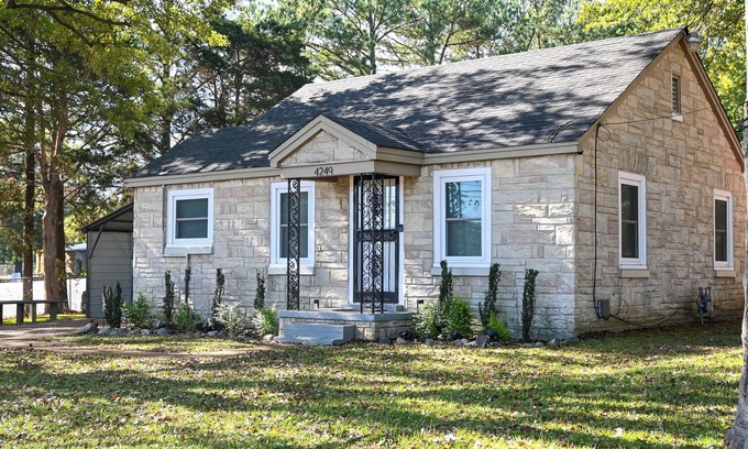 Whitehaven House | Charming 2-bedroom house in delightful Memphis with AC, WiFi