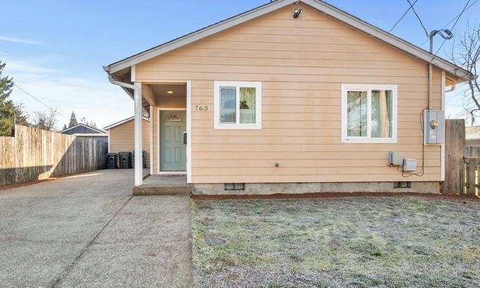 Northeast Neighbors House | Charming 2-bedroom house with AC, WiFi in welcoming Salem