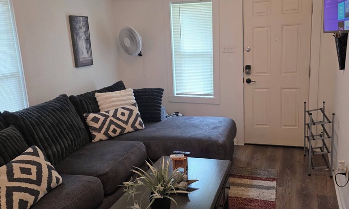 Tyler House | Charming 2-bedroom house in lovely Tyler with AC