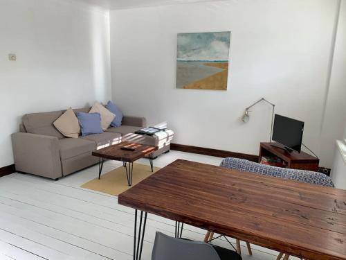 Leigh-on-Sea Apartment | Charming 2-Bedroom Maisonette