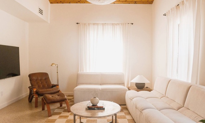 North Austin Civic Association Condo | Charming 2-bedroom near Q2 & The Domain