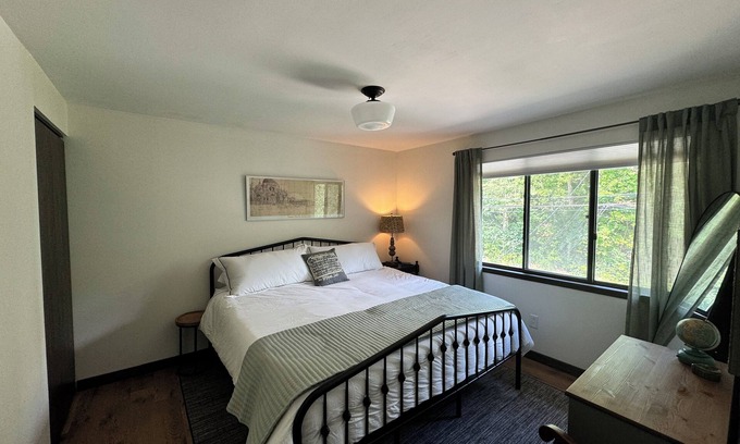 Mount Lebanon House | Charming 2-bedroom townhome in popular Pittsburgh suburb, 20 minutes to downtown