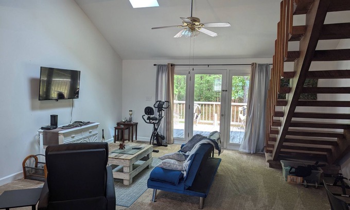 Summerton House | Charming 2-bedroom townhome in Summerton with WiFi and AC