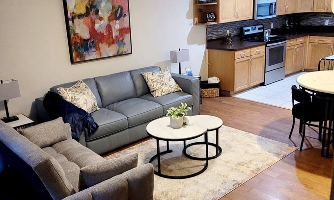 Gainesville House | Charming 2-bedroom, 2.5 bath townhome in Gainesville - WiFi, AC, parking & more!