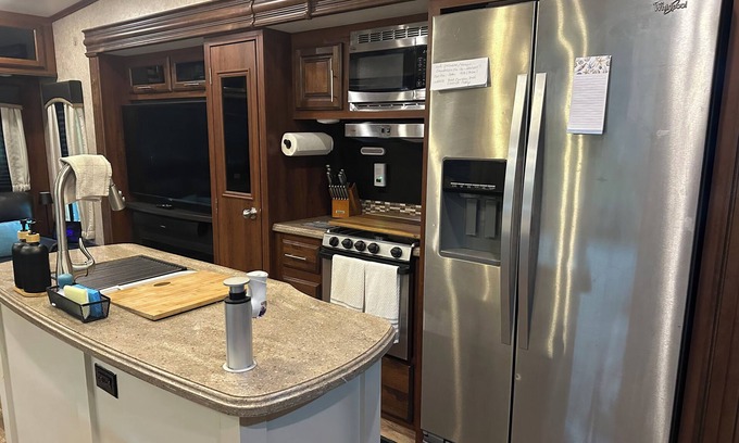 Baker County House | Charming 2-bedroom RV w full access to Beach tiki barpool 30 min Jacksonville