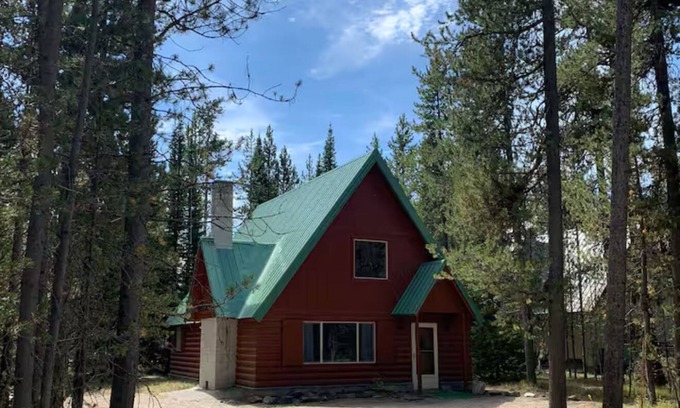 Island Park Cabin | Charming 2-bedroom cabin in enchanting Island Park with WiFi