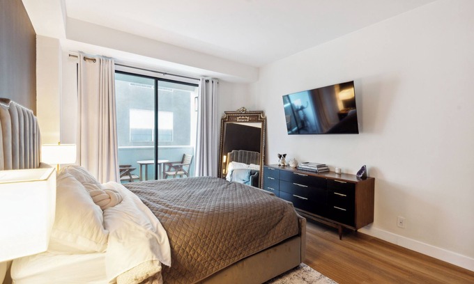 Hollywood Condo | Charming 2-bedroom condo in a secure full service building