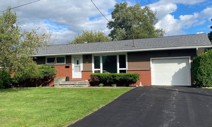 Utica House | Charming 2-bedroom house in New Hartford with parking