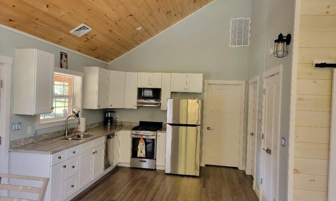Blossvale House | Charming 2-bedroom house in Sylvan Beach