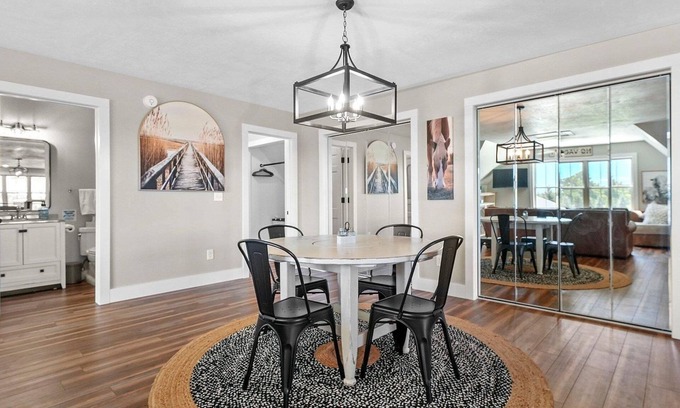 Williamsburg Apartment | Charming 2-bedroom apartment in Williamsburg close to the Flintfields Horse Show