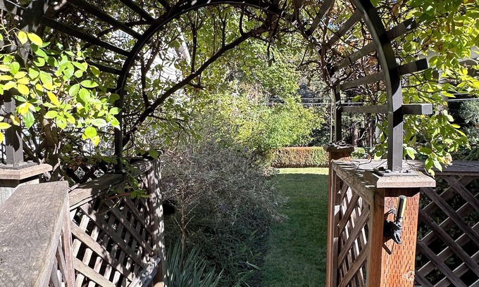 Ashland House | Charming 2-bedroom Victorian Gem - Across Beautiful Lithia Park & Ashland Plaza