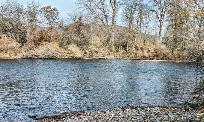 Gold Hill Cottage | Charming 2 BR riverside stopover in Gold Hill. Private hot tub, river access, and just down the road from Del Rio Vineyards. Perfect base for exploring the Rogue Valley. Pet-friendly!