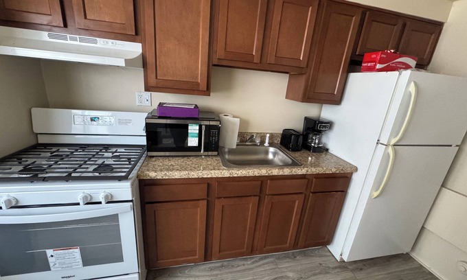 Halethorpe House | Charming 2-bedroom townhome with AC, WiFi in lovely Baltimore Highlands