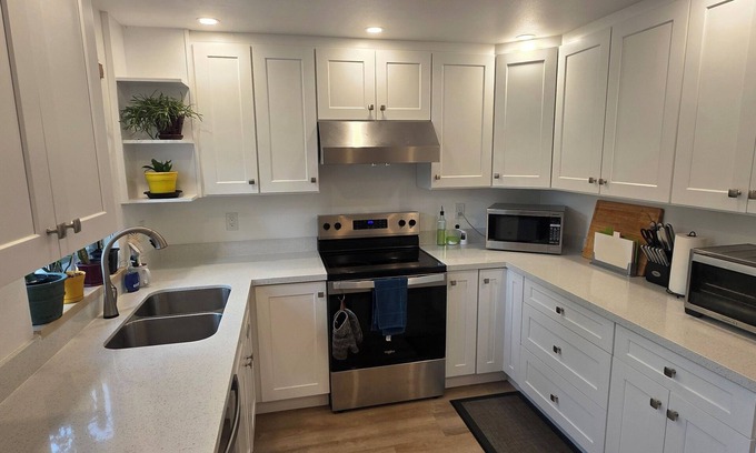 West Seattle House | Charming 2bedroom townhome in awesome Seattle W/AC, WiFi, next to Lincoln park