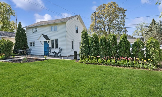 Lake Geneva House | Charming 2BR Coach House in Maple Park – Walk to Downtown & Lake