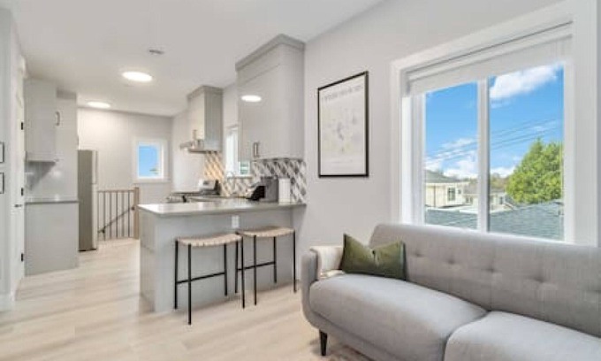 Sunset House | Charming 2BR Lane Way Home