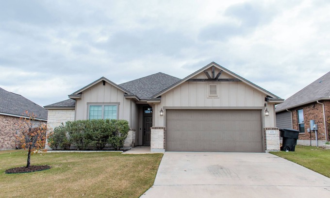 Temple House | Charming 3:2 with Fire-Pit, Community Pool, Park, and Walking Trail. 5min to BSW