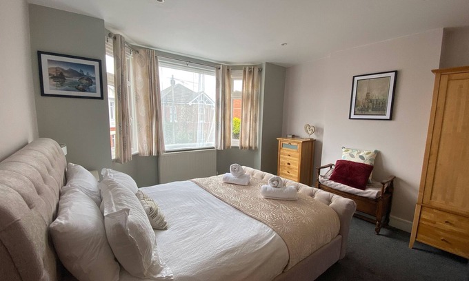 Bournemouth House | Charming 3 bed house and garden, pet friendly
