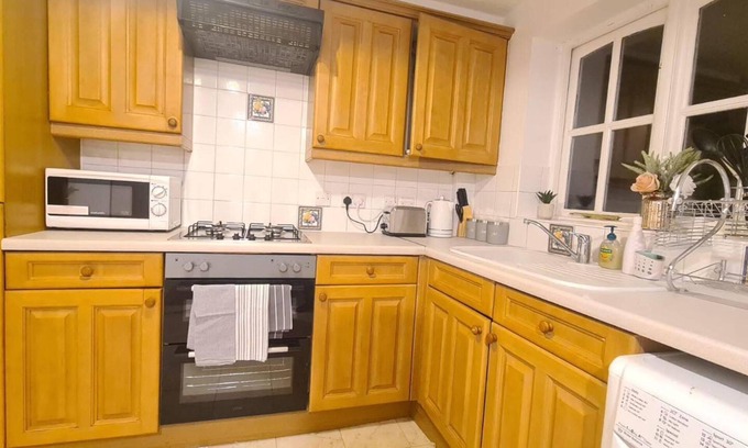 Eltham West House | Charming 3-bed House in London With Jacuzzi