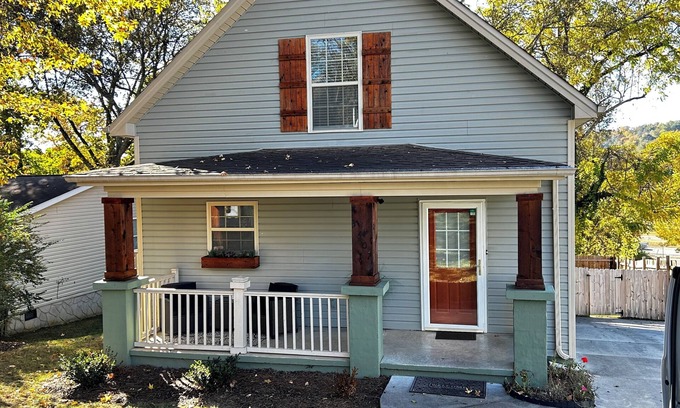 Knoxville House | Charming 3-bed house near Baker Creek in south Knox! Pets Welcome!