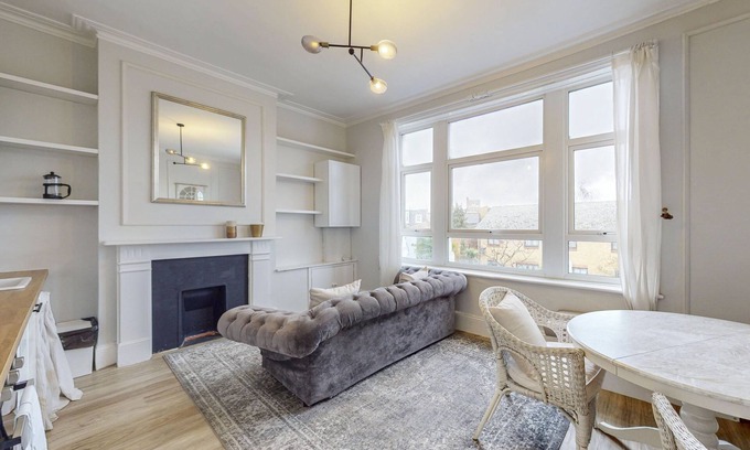 Munster Apartment | Charming 3 Bed Maisonette - Near to Train station