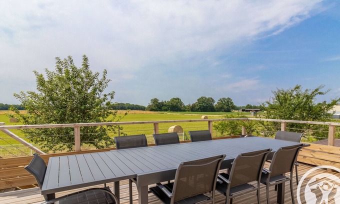 Meon Cottage | Charming 3-Bedroom Retreat with Terrace, Garage, and Close to Zoo - Perfect for Families and Motorcyclists