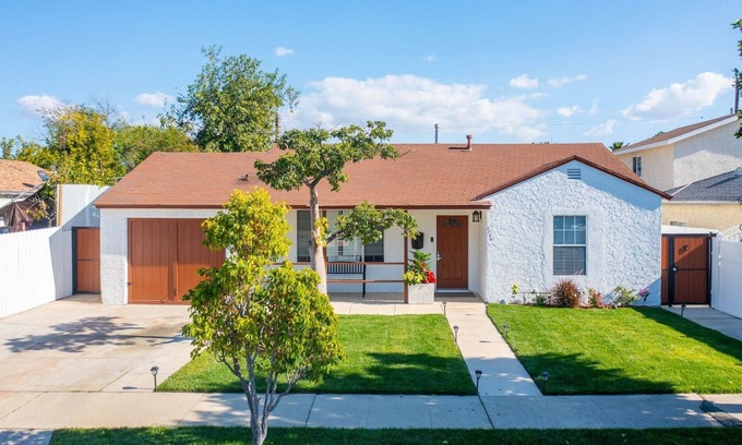Sun Valley House | Charming 3-bedroom house with AC and WiFi in wonderful North Hollywood