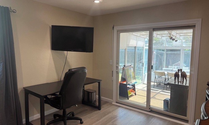 East Palo Alto House | Charming 3-Bedroom House & 2 Bathroom with WiFi, AC in Delightful East Palo Alto